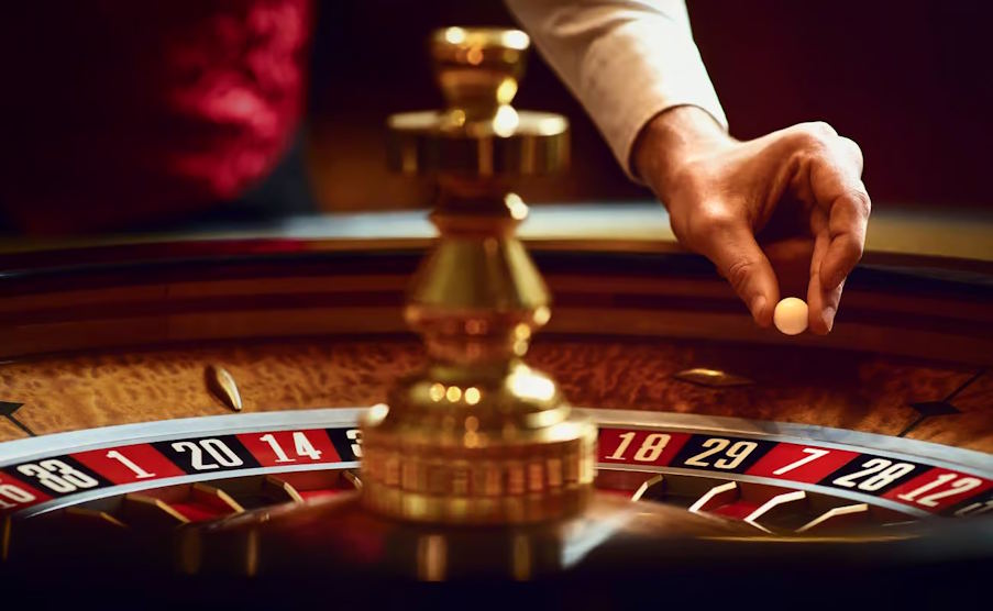 Mani impeccabili: la cura stile croupier
